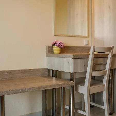 Takis מלון דירות 4*